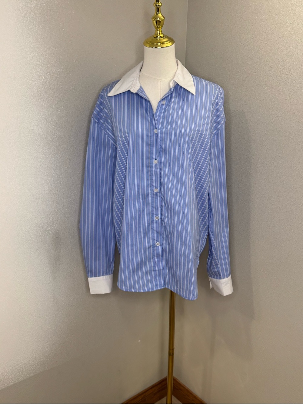 Bar III Women’s Blue Stripe Button Down Shirt White Collar Cuffs M NWT